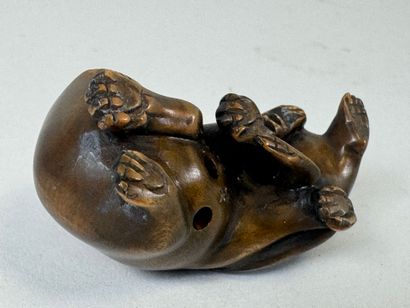 JAPON, XXe.
Netsuké en bois sculpté figurant...