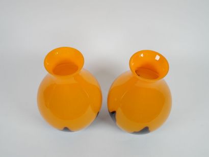 Ensemble de trois vases à panse globulaire...
