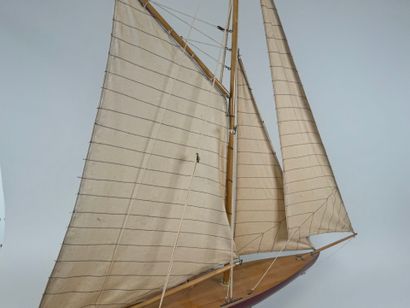 Maquette de bateau voilier en bois polychrome...