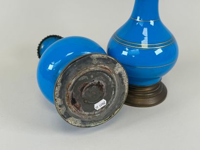Paire de lampes en opaline bleue et filets...
