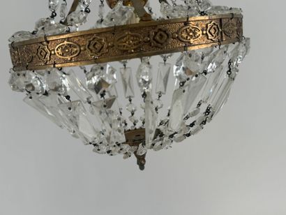 Petit lustre suspension en laiton et pampilles...