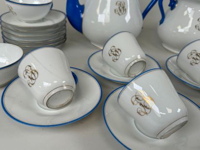 Partie de service à thé et café en porcelaine...