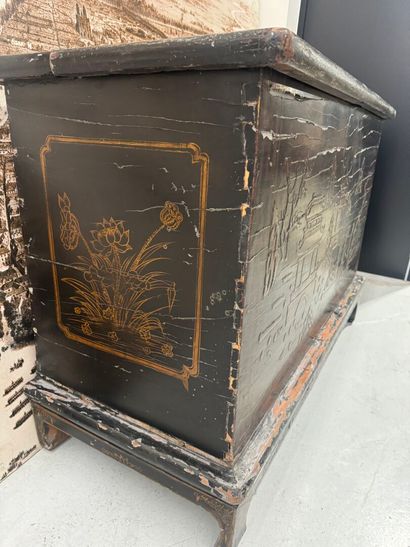 CHINE, XIXe.
Grand coffre en bois laqué et...