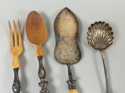 Silver spoon-saupoudreuse, guilloche spatula.
Also...