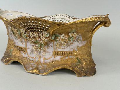 WIEN -TEPLITZ.
Jardinière en porcelaine ajourée...