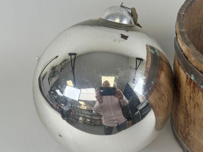 Lot including a large Christmas bauble (D....