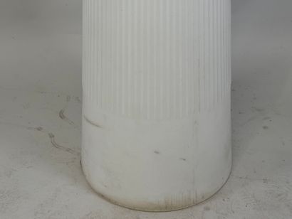 NEW GARDEN.
Tall white plastic pedestal table.
H....