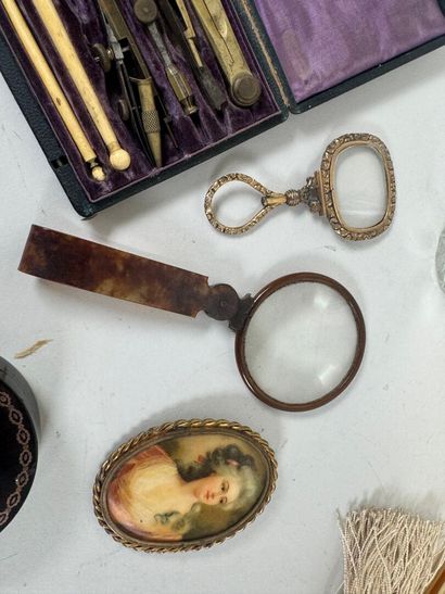 Lot d'objets de vitrine comprenant notamment...