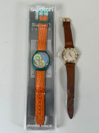 Lot including:
- SWATCH.
Wristwatch.
In case.
-...