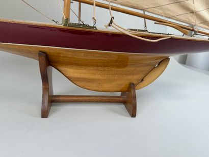 Maquette de bateau voilier en bois polychrome...