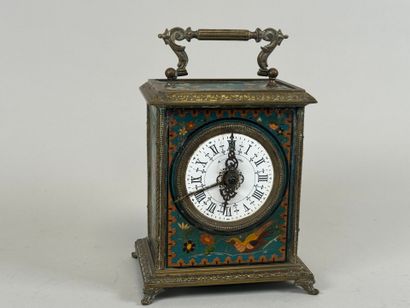 JAPY Frères.
Pendulette en laiton à décor...