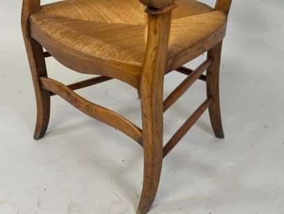 Molded wood armchair, straw seat.
109 x 55...