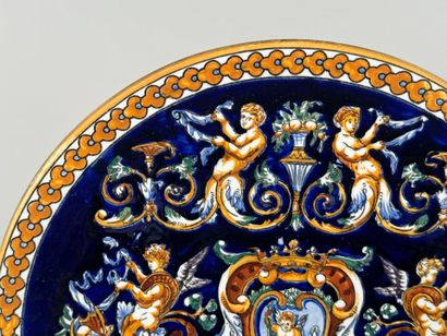 GIEN.
Plat circulaire en faïence polychrome...
