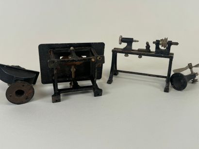 Lot de jouets miniatures en métal comprenant...
