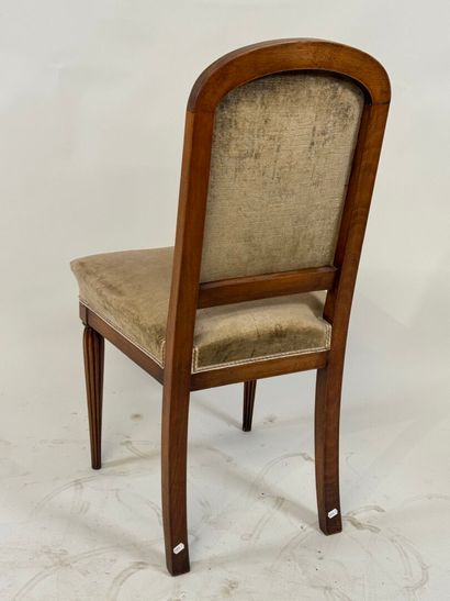 Chaise en bois mouluré, les pieds fuselé.
Années...