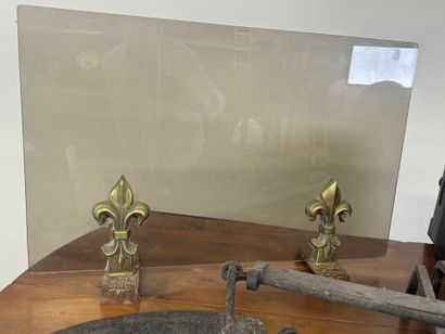 Lot including :
- cast-iron fireback decorated...