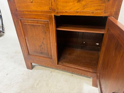 Buffet de pente en bois mouluré ouvrant par...