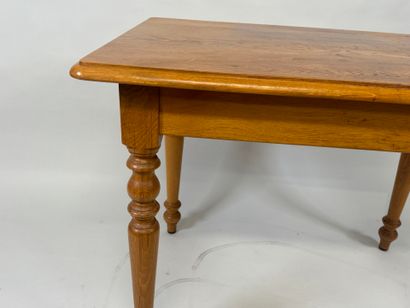 Rectangular table in light oak.
76 x 100...