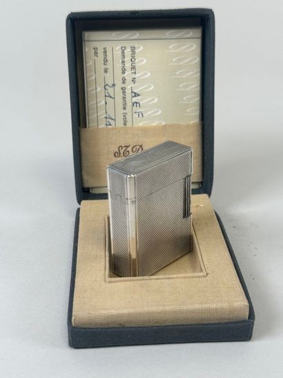 S.T DUPONT.
Briquet en métal argenté guilloché.
4,5...