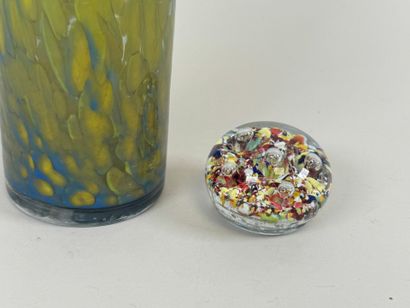 Vase tubulaire en verre coloré à décor de...