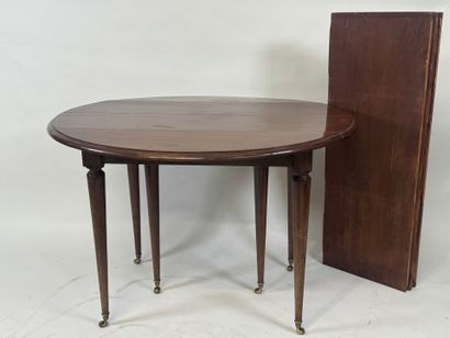 Six-legged circular table in molded mahogany.
H....