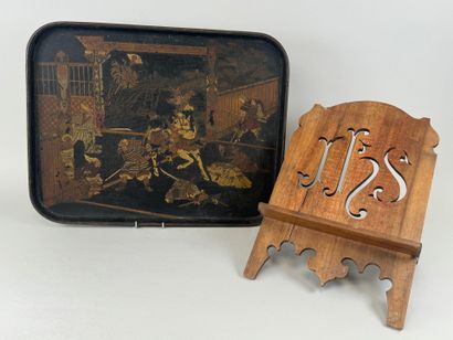 Lot including :
- a rectangular tray in polychrome...