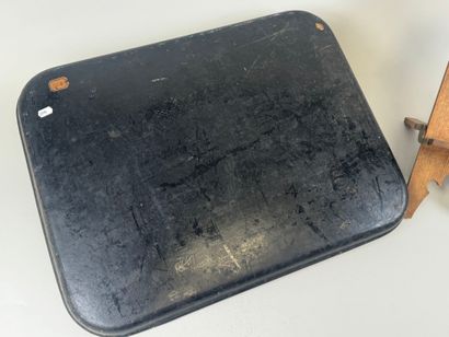 Lot including :
- a rectangular tray in polychrome...