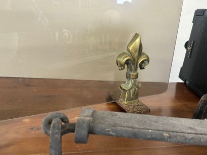 Lot including :
- cast-iron fireback decorated...