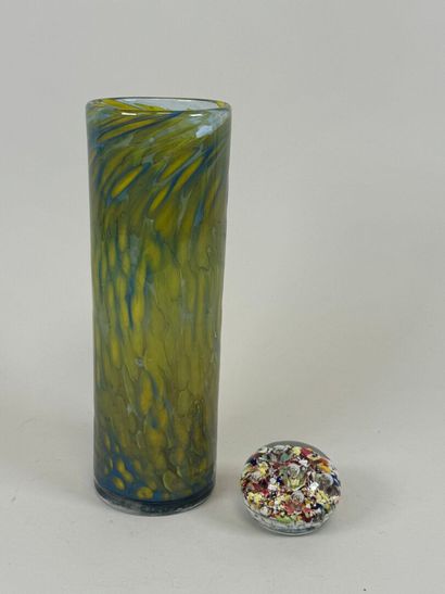 Vase tubulaire en verre coloré à décor de...