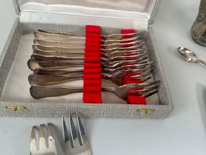 Série de douze fourchettes à dessert en métal...