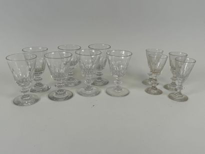 Lot de sept verres à vin en verre soufflé...