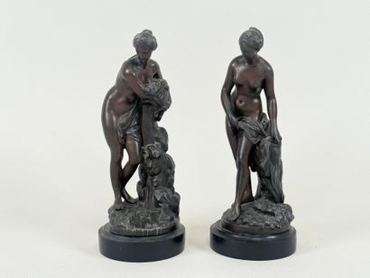 École, XIXe.
Femmes au bain.
Paire de sujets...