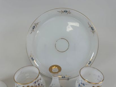Tête à tête en verre opalin à décor émaillé...