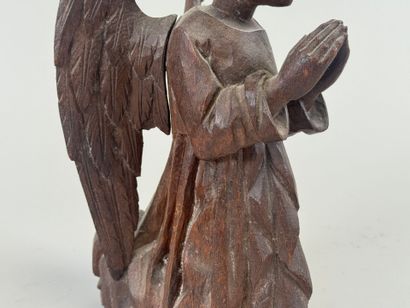 École, XIXe.
Ange agenouillé en bois sculpté.
H....