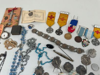 Lot of medals, brooches, religious pendants...