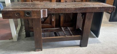 Large wooden workbench with vice.
82 x 176...