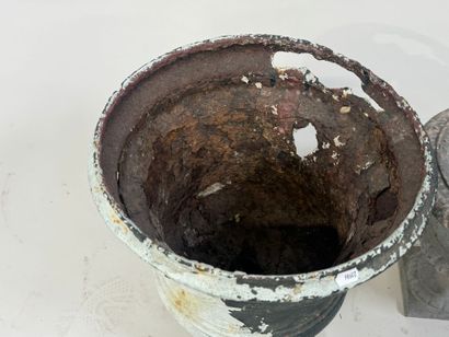 Two cast-iron garden basins.
H. 45 cm (the...