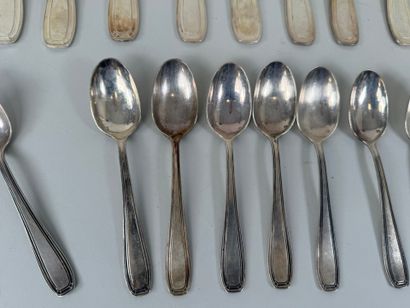 Partie de ménagère en métal argenté comprenant...