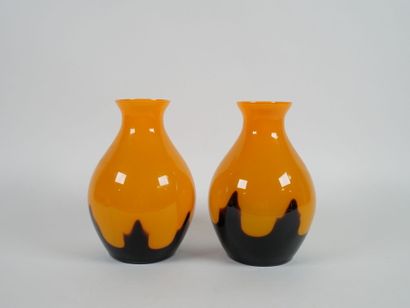 Ensemble de trois vases à panse globulaire...