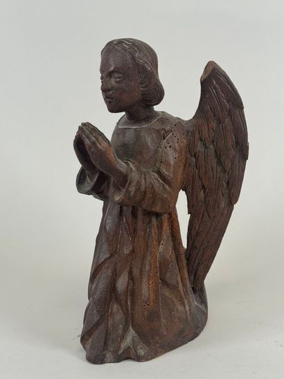 École, XIXe.
Ange agenouillé en bois sculpté.
H....