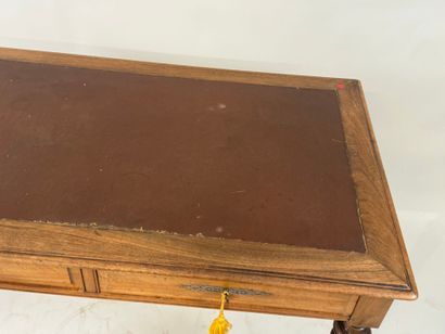 Petit bureau plat en bois mouluré ouvrant...