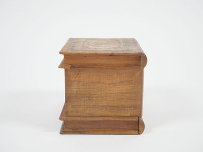 Petit coffret à bijoux à système en bois...