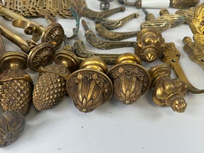 Important lot en bronze et laiton comprenant...