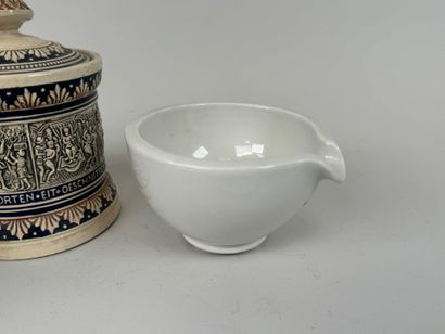 Lot comprenant une bonbonnière en porcelaine...