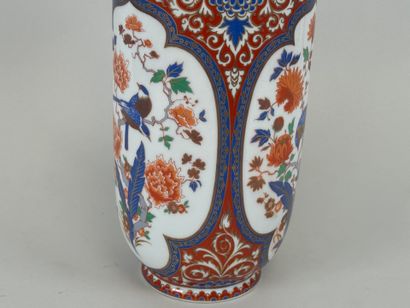 KAISER, Germany.
Vase balustre en porcelaine...