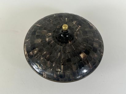 Grande bonbonnière circulaire en corne, la...