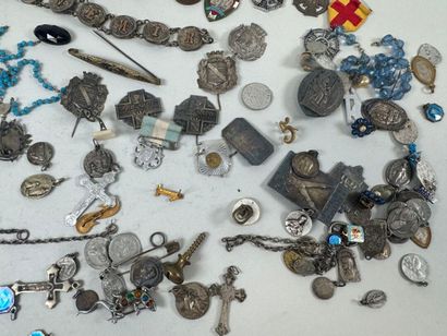Lot of medals, brooches, religious pendants...