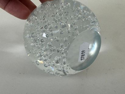 Boule sulfure en verre à décor bullé.
D....