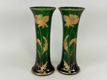 Paire de vase en verre coloré vert et rehaussé...