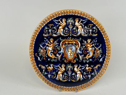 GIEN.
Plat circulaire en faïence polychrome...
